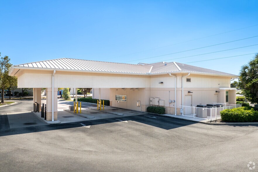 More Photos Of 15080 N Cleveland Ave, North Fort Myers Bank For Lease