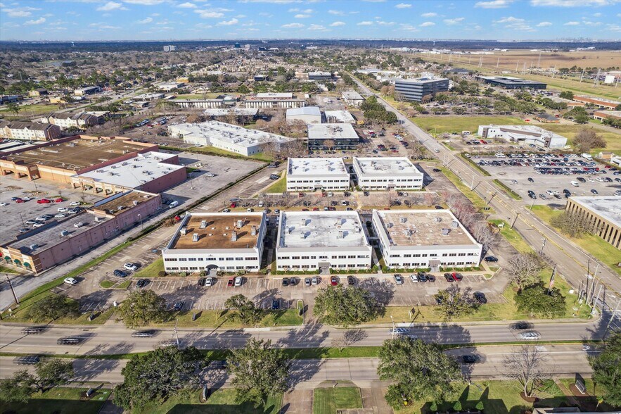 More Photos Of 17041 El Camino Real, Houston Office Residential For Sale