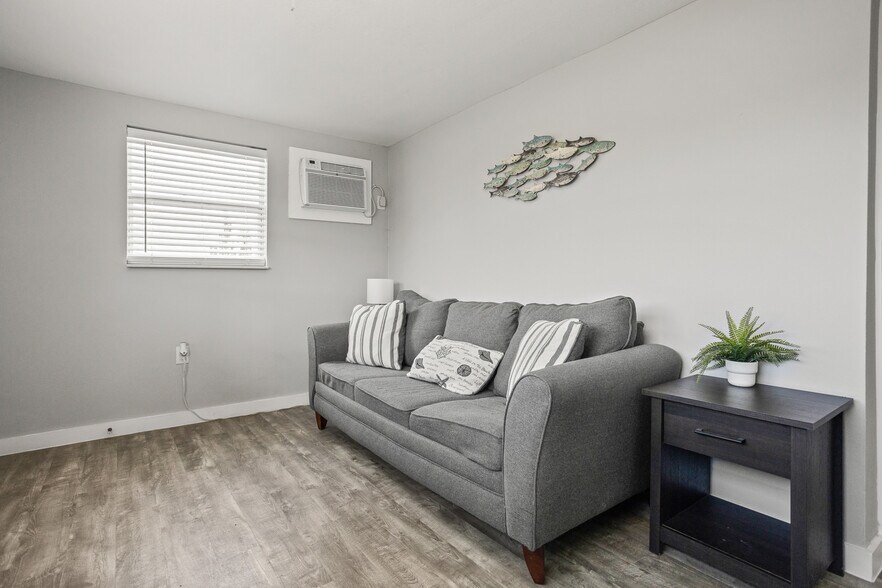 More Photos Of 8820 Rocky Creek Dr, Tampa Apartments For Sale