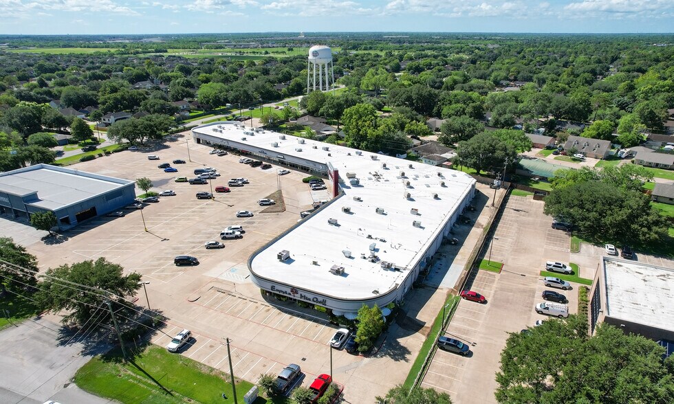 More Photos Of 5010-5096 W Broadway St, Pearland Storefront For Sale