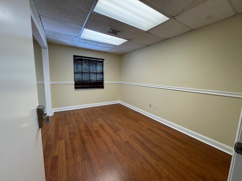 More Photos Of 4868 W Gandy Blvd, Tampa Business Park For Sale