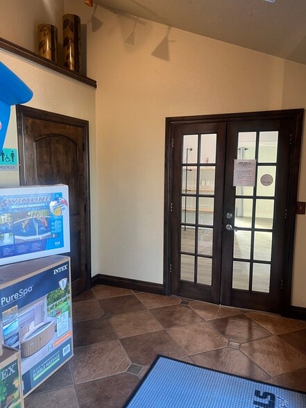 More Photos Of 911 E MacArthur St, Shawnee Showroom For Lease