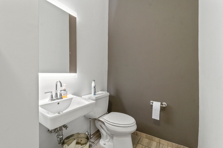 More Photos Of 429 N Eutaw St, Baltimore Office For Sale