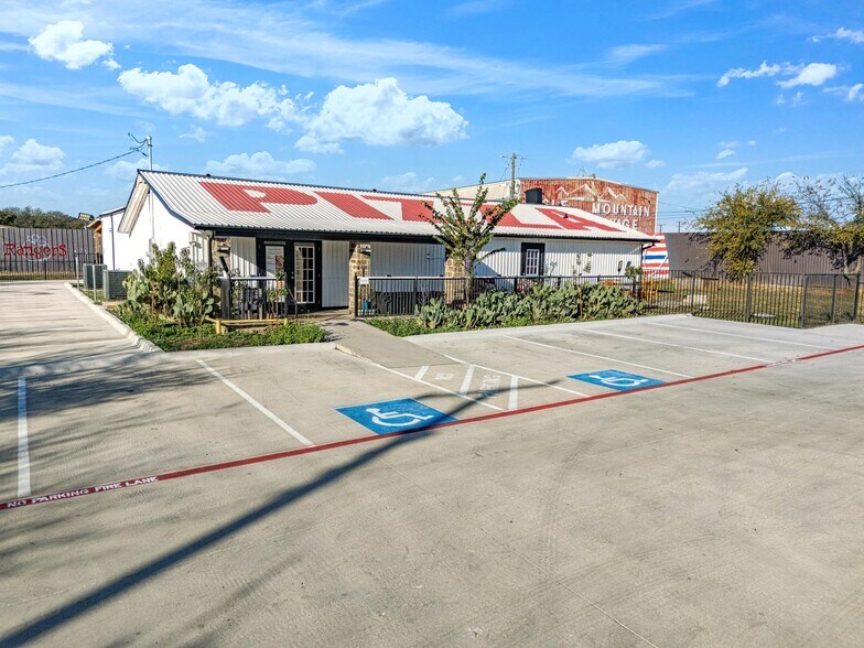 More Photos Of 9805 Jacksboro Hwy, Fort Worth Freestanding For Sale