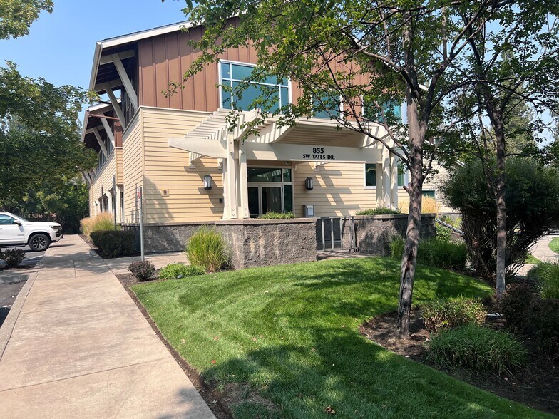 More Photos Of 855 SW Yates Dr, Bend Medical For Lease