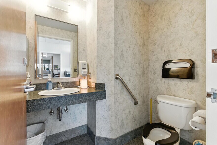 More Photos Of 400 NE Roberts Ave, Gresham Medical For Sale
