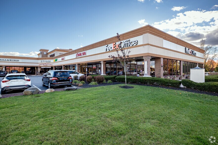 More Photos Of 694 Motor Pky, Hauppauge Freestanding For Lease