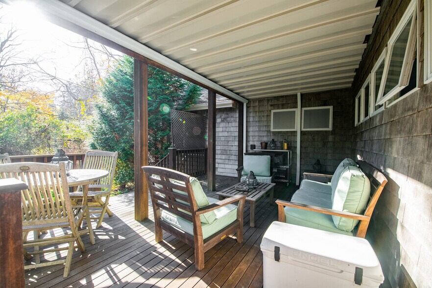 More Photos Of 31 N Main St, East Hampton Hospitality For Sale