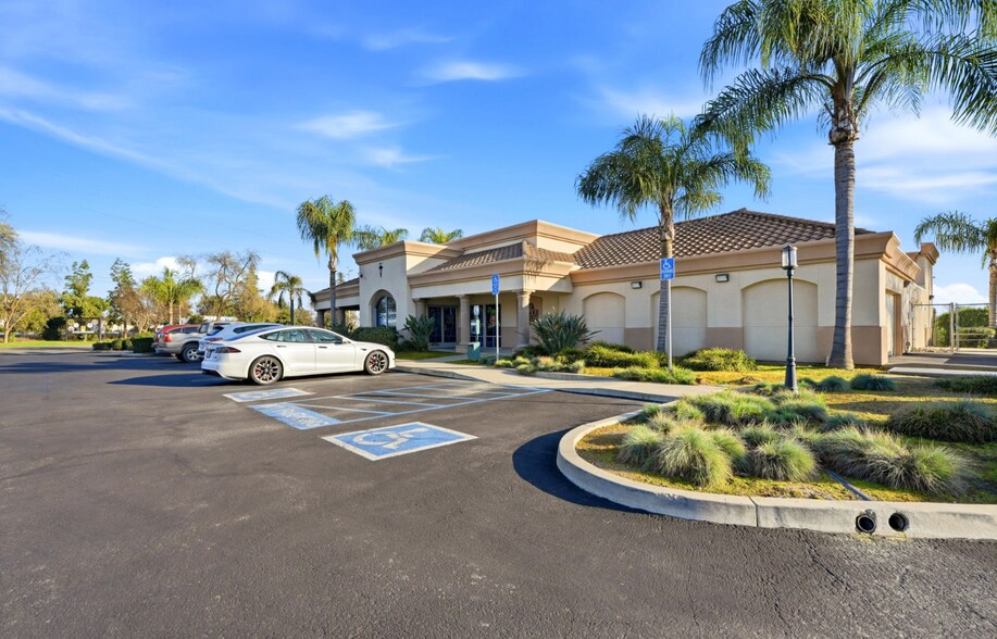 More Photos Of 861 N Blackstone St, Tulare Veterinarian Kennel For Sale