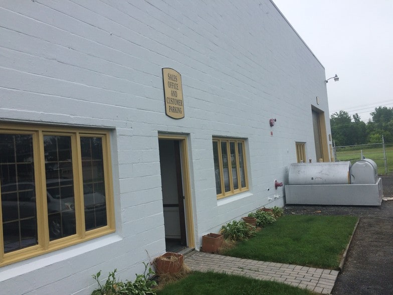 More Photos Of 690 State Fair Blvd, Syracuse Warehouse For Lease