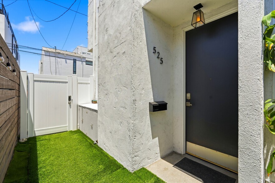 More Photos Of 521 Venice Way, Venice Apartments For Sale