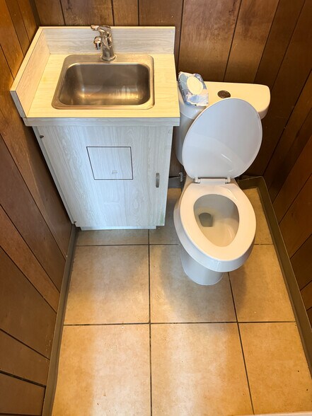 More Photos Of 3630 Almazan Dr, Dallas Medical For Lease