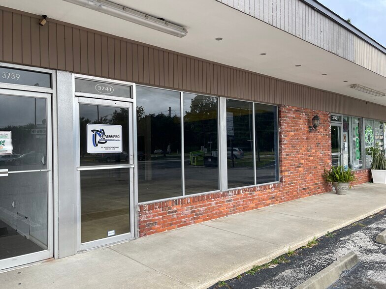 More Photos Of 3729-3749 W University Ave, Gainesville General Retail For Lease