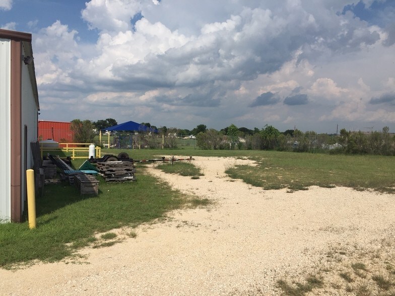 More Photos Of 3517 W Highway 90, Seguin Warehouse For Lease