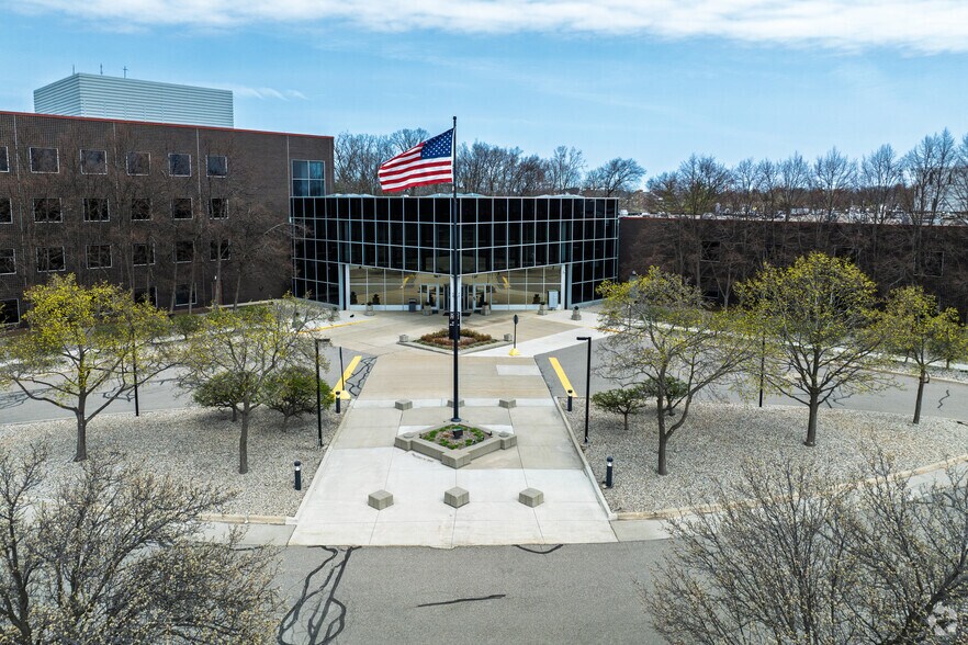 More Photos Of 3000 University Dr, Auburn Hills Business Park For Sale