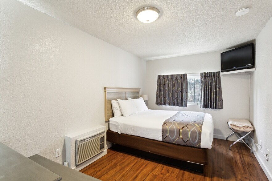 More Photos Of 724 N Mount Shasta Blvd, Mount Shasta Hotel For Sale