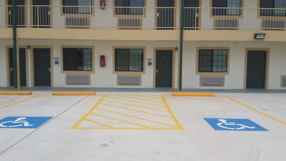 More Photos Of 229 S Interstate 35, Pearsall Hotel For Sale