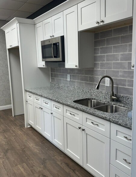 More Photos Of 122 W Madison St, Ottawa Office For Lease