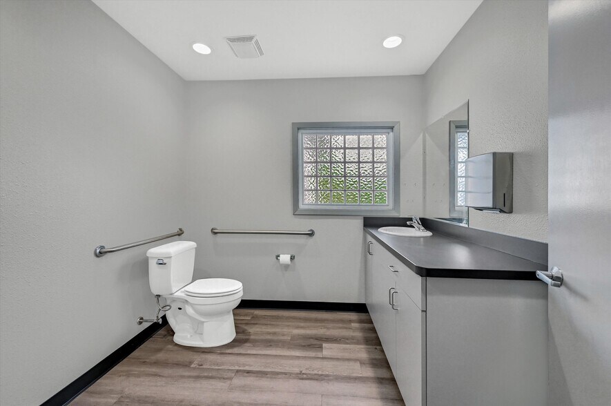 More Photos Of 815 Pecan Grove Rd E, Sherman Medical For Sale