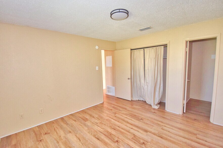 More Photos Of 303-511 E Reagan Rd, Beeville Multifamily For Sale