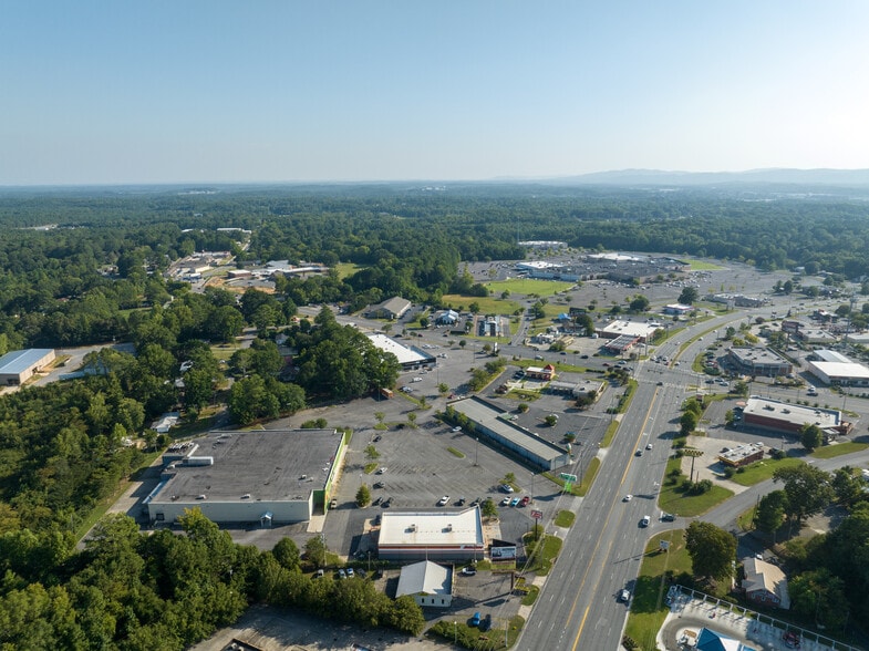 More Photos Of 2518 E Walnut Ave, Dalton Freestanding For Lease