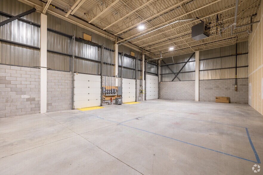 More Photos Of 4451-4479 Laval Aut W, Laval Showroom For Lease