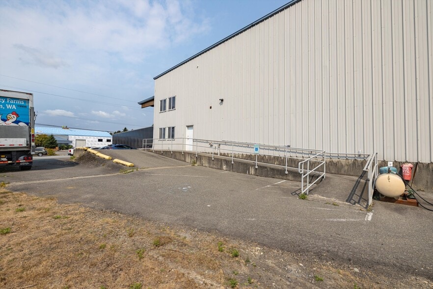 More Photos Of 3616 Old Highway 99 S Rd, Mount Vernon Distribution For Sale