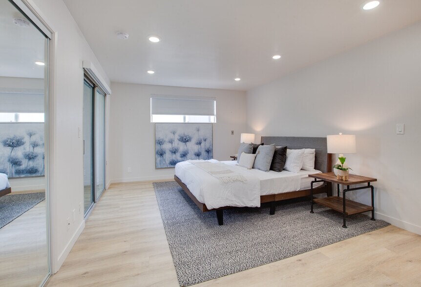 More Photos Of 1922 Canal St, Venice Apartments For Sale
