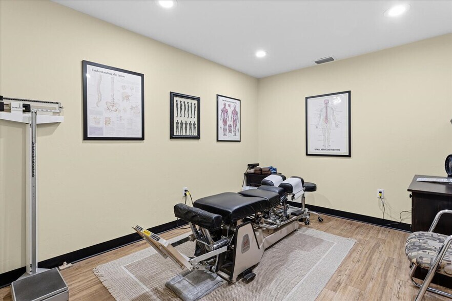 More Photos Of 15043 Main St, Alachua Showroom For Sale