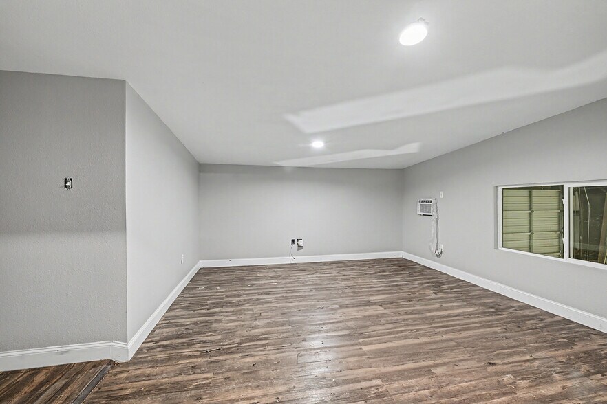 More Photos Of 11421 Interstate 10 E, Baytown Service For Lease