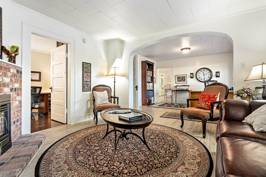 More Photos Of 709 Grover St, Lynden Office For Sale