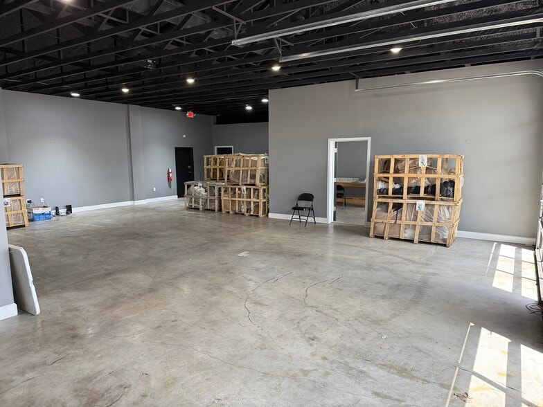 More Photos Of 2130 King St, Cocoa Showroom For Lease