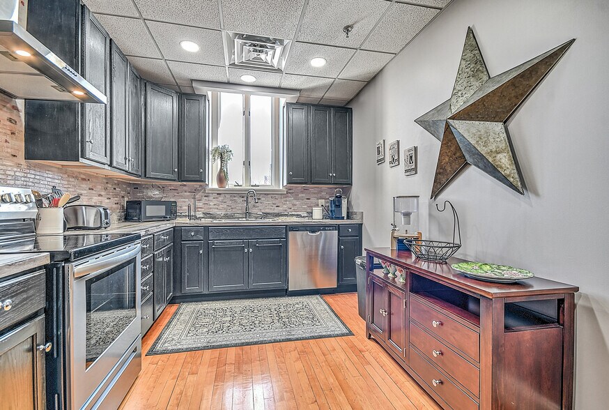 More Photos Of 220 Broad St, Kingsport Flex For Sale