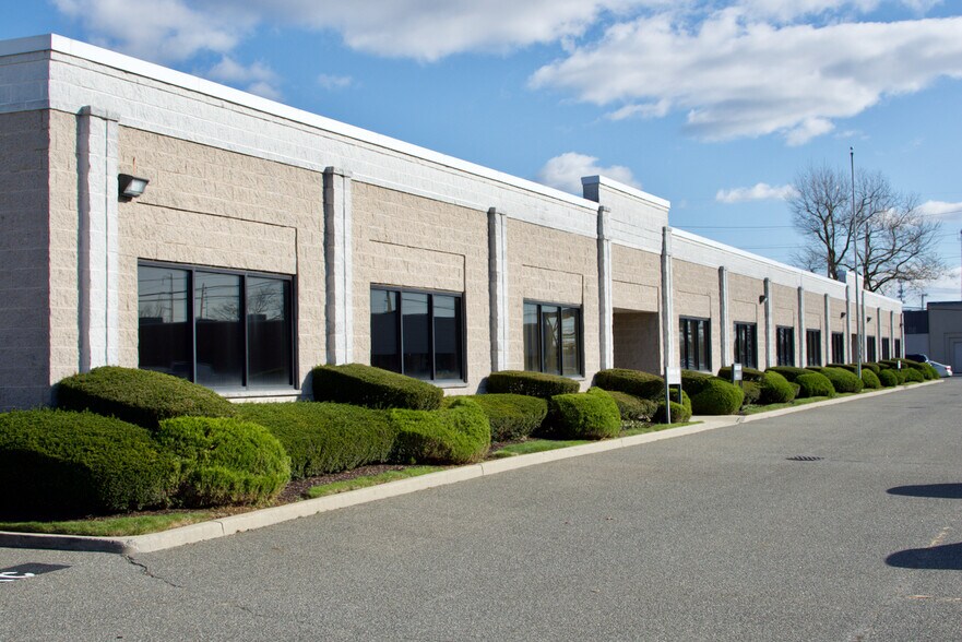 Primary Photo Of 5 Aerial Way, Syosset Light Manufacturing For Lease