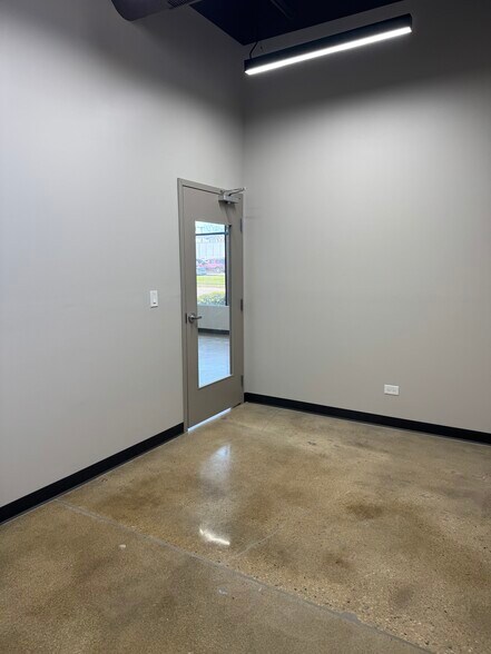 More Photos Of 945 Criss Cir, Elk Grove Village Light Manufacturing For Lease