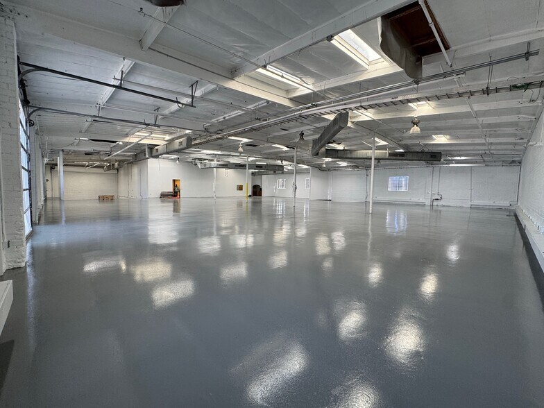 More Photos Of 801 N Lake St, Burbank Warehouse For Lease