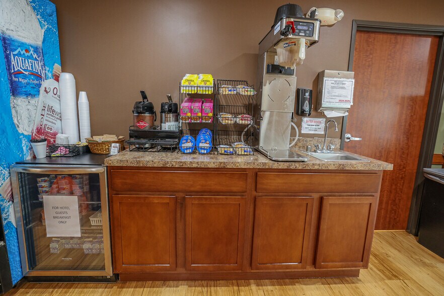 More Photos Of 625 W Washington St, Pittsfield Hotel For Sale