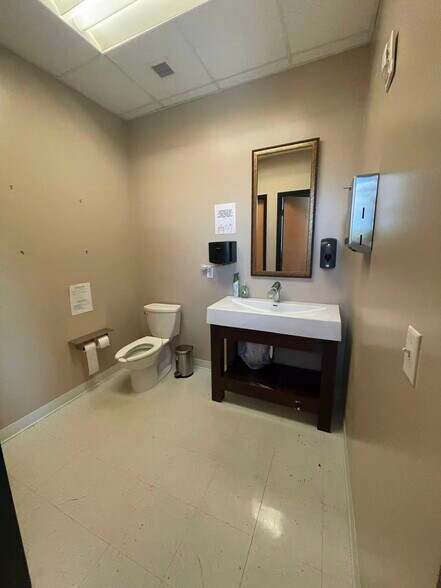 More Photos Of 7075 Kingspointe Pky, Orlando Showroom For Sale