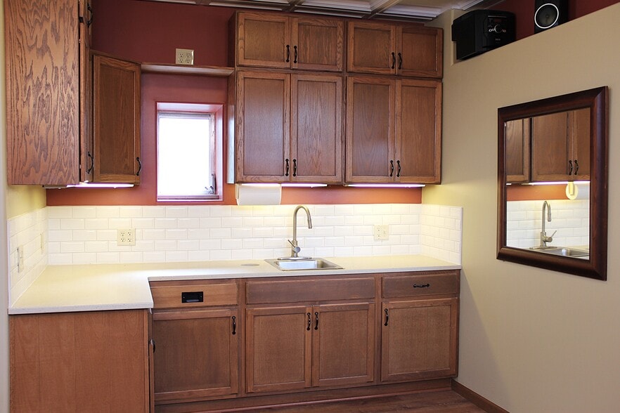 More Photos Of 1030 W 8th St, Junction City Office For Sale