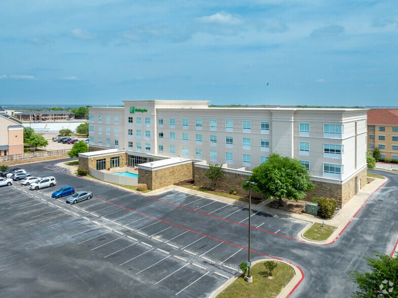 More Photos Of 300 E Central Texas Expy, Killeen Hotel For Sale