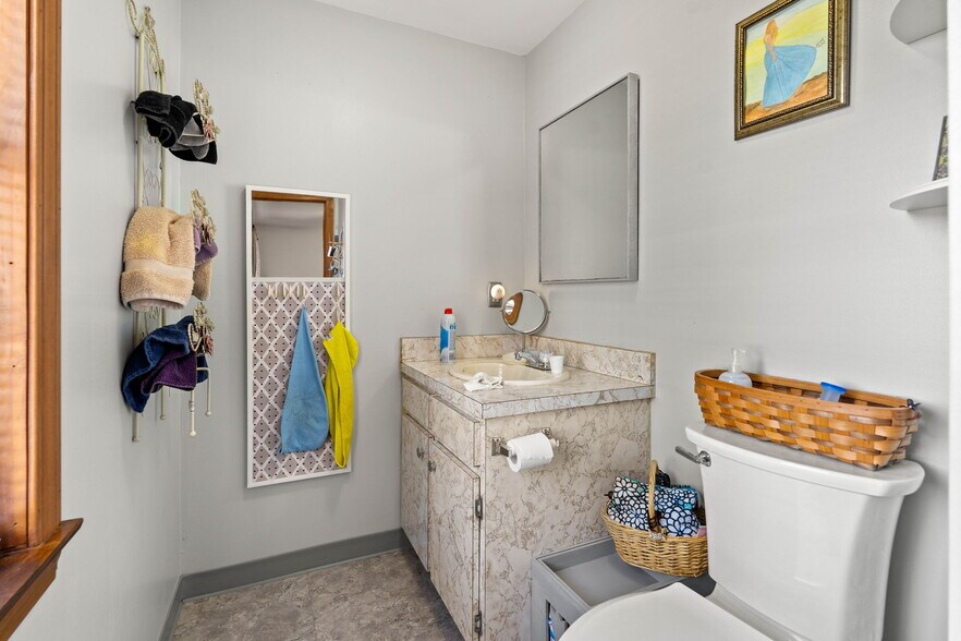 More Photos Of 25 Beacon St, Amesbury Showroom For Sale
