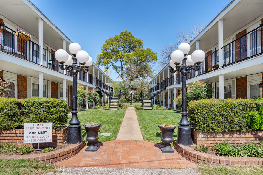 Primary Photo Of 401 E Main St, Brenham Apartments For Sale