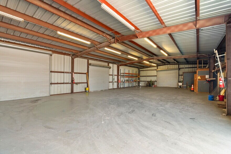 More Photos Of 2404 N US Highway 281, Alice Flex For Lease