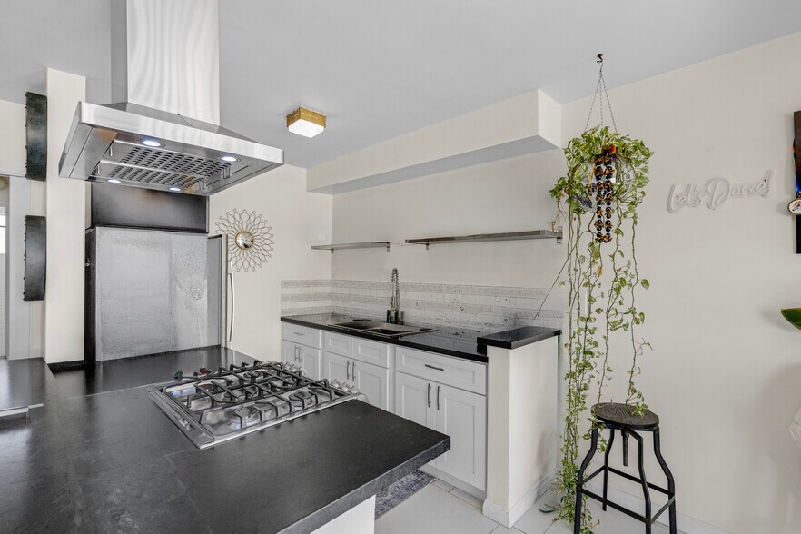 More Photos Of 944 N Orange Grove Ave, Los Angeles Apartments For Sale