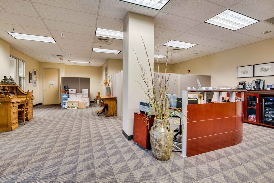 More Photos Of 412 E Parkcenter Blvd, Boise Office For Lease