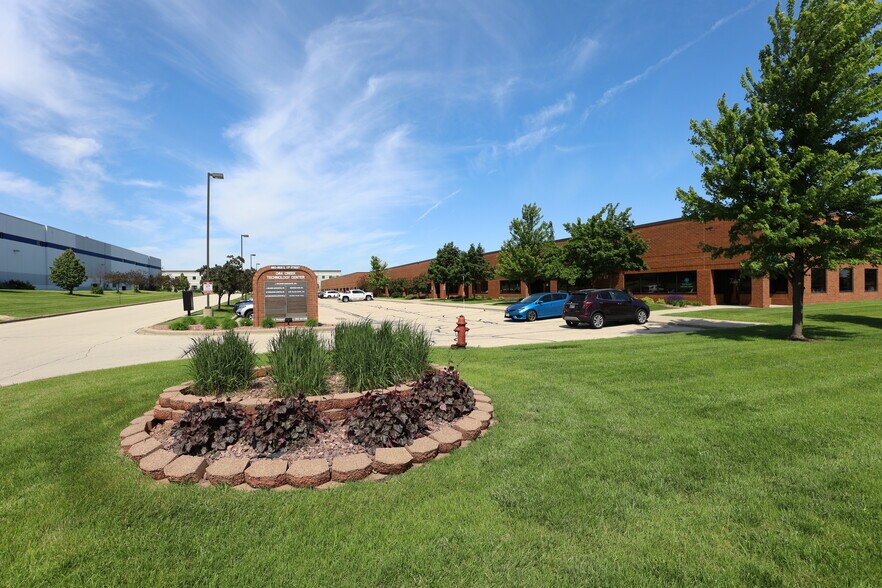 More Photos Of 9803-9835 S 13th St, Oak Creek Light Manufacturing For Lease