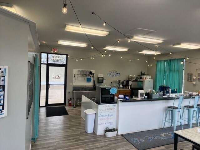 More Photos Of 201 E Vistula St, Bristol Storefront Retail Office For Lease