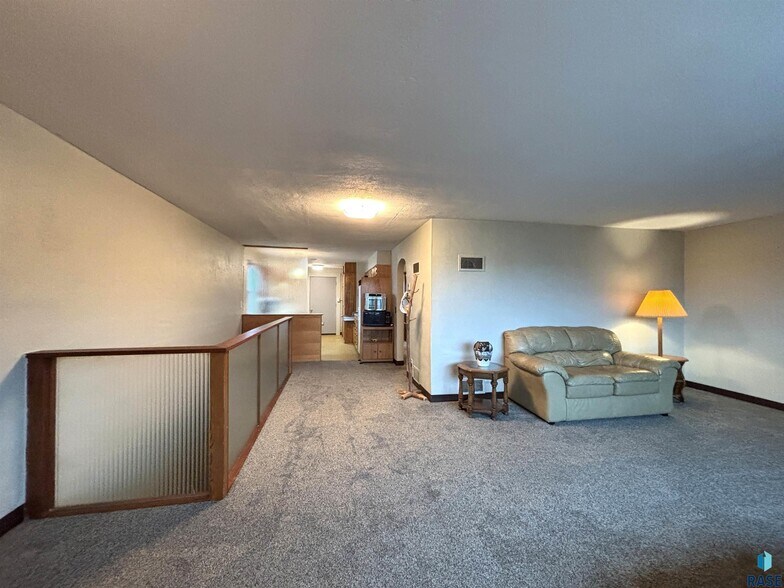 More Photos Of 118 N Broadway Ave, Miller General Retail For Sale