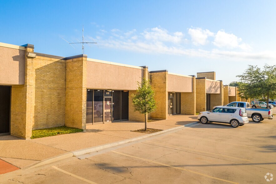 Primary Photo Of 2000 E Randol Mill Rd, Arlington Light Distribution For Lease