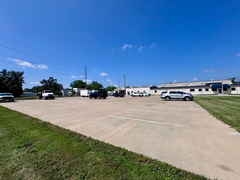 More Photos Of 510 N Pearl St, Macomb Industrial For Sale